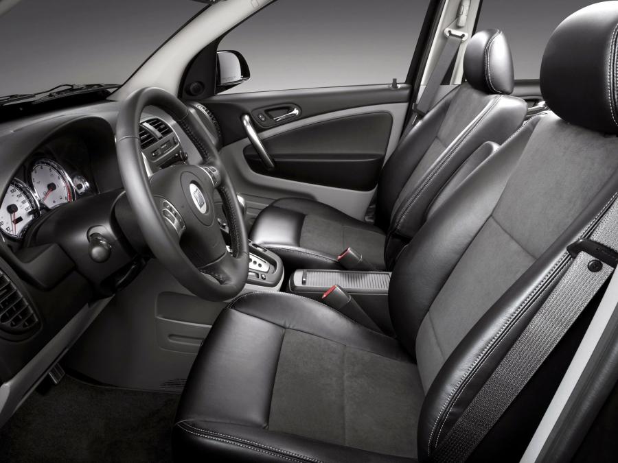 Интерьер Saturn Vue Red Line 2005 года  (фото 3 из 9)